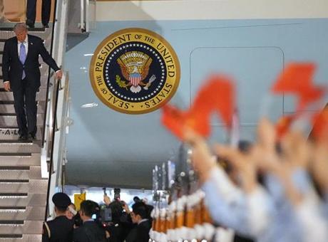 ABD Başkanı Trump 8.5 yıl sonra Çin’de! Uçağı iniş yaptı